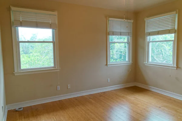 Una Habitación Vacía Color Neutro Con Suelo Madera Tres Ventanas —  Fotos de Stock