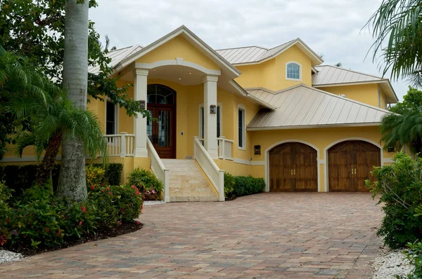 View Yellow White Vacation Home Street Showing Paved Driveway — Stock Photo, Image