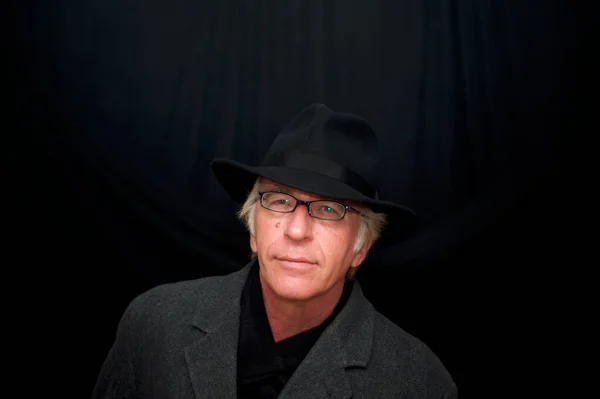 Stüdyo Portresi Mavi Gözlü Gözlüklü Kışlık Paltosu Atkısı Fötr Şapkası — Stok fotoğraf