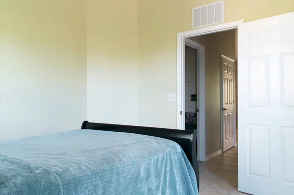 Full Size Bed Fills Room Front Open Door — Zdjęcie stockowe