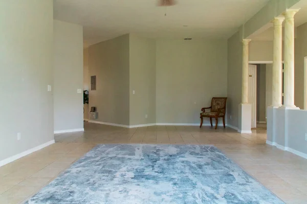 Vista Una Gran Habitación Vacía Con Paredes Blanco Alfombra Azul —  Fotos de Stock