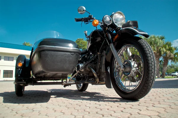 Vista Nivel Del Suelo Motocicleta Sidecar Vintage Contra Cielo Azul — Foto de Stock