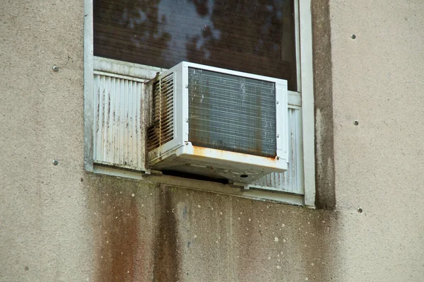 Viejo Acondicionador Aire Montado Pared Cemento Blanco Mohoso Oxidado Que —  Fotos de Stock