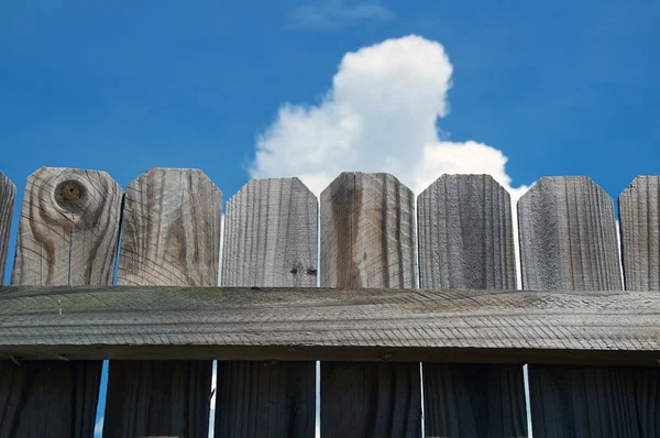 Vicino di recinzione di legno contro il cielo — Foto Stock