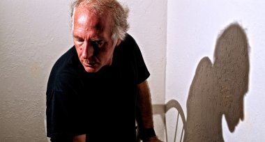 adam uzakta ile gölge bakan