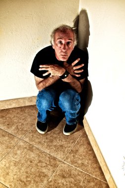 bir şey için yalvaran olmak için görünen korkan adam