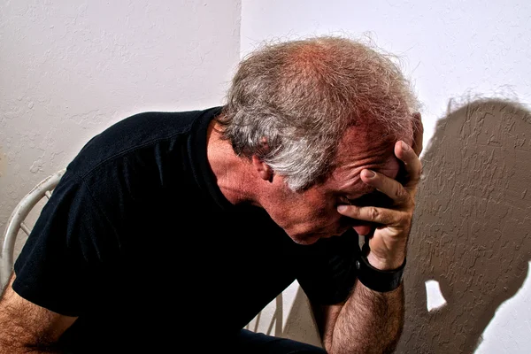 sıkıntılı adam kafa tutan