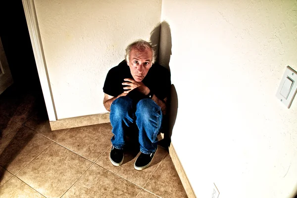 Older man in empty room terrified — Stock Photo, Image