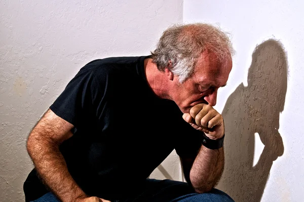 Witte oudere man zit en denken — Stockfoto