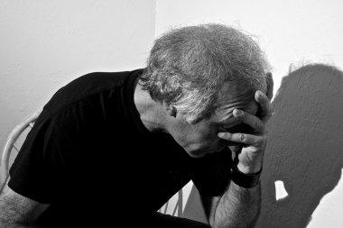 sıkıntılı adam kafa tutan