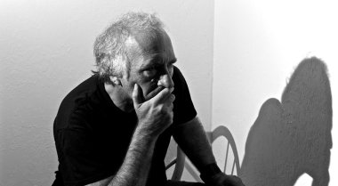 ciddi adam kapsayan ağız