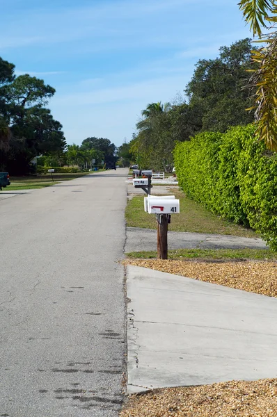 Поштові скриньки, що лініюють вулицю в сільській Флориді — стокове фото