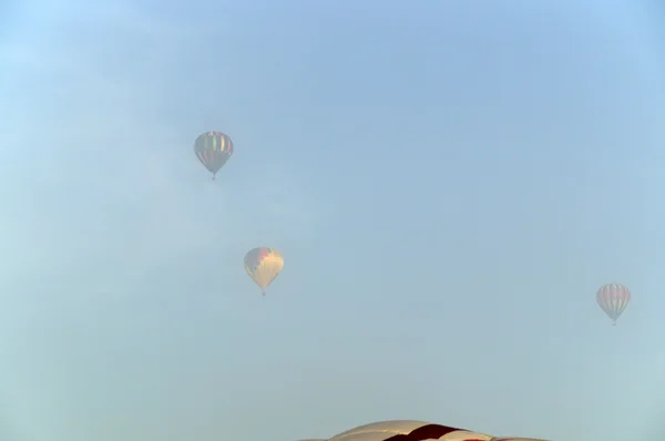 Drie hete lucht ballonnen in de mist — Stockfoto