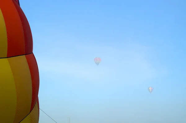 Balonów na ogrzane powietrze w porannej mgle — Zdjęcie stockowe