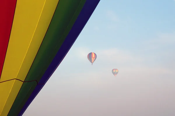 Balonów na ogrzane powietrze w porannej mgle — Zdjęcie stockowe