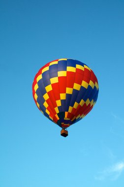 sıcak hava balonu birincil renk gökte uçan