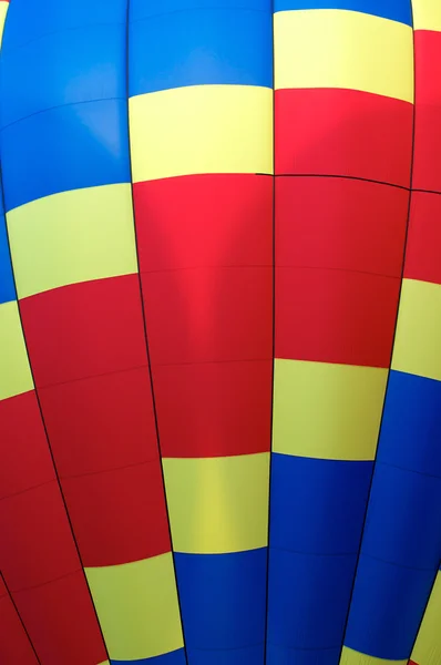 Крупним планом деталь повітряної кулі основних кольорів — стокове фото