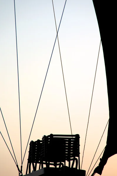 Silhouet van brander in hete luchtballon — Stockfoto