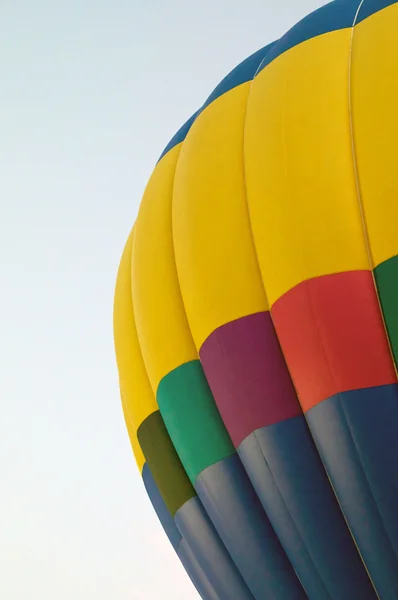 Райдужна кольорова повітряна куля — стокове фото