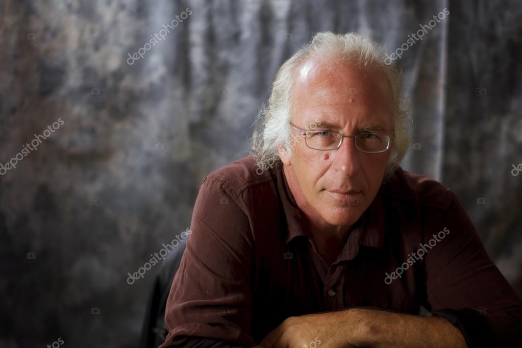 Welche Brillen Sind Momentan In Welche Findet Ihr Am Schönsten Mann Graue Haare Brille Freisteller Stock Fotos Und Bilder