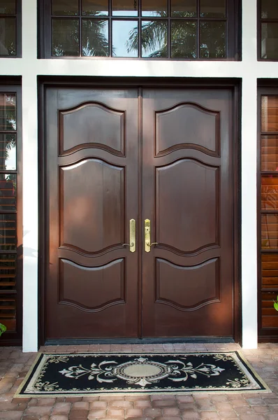 Portes en bois fermées — Photo