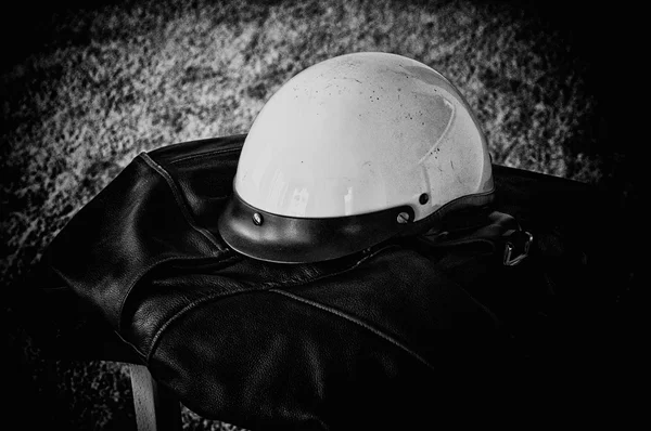 Jaqueta de couro preto capacete motocicleta branco — Fotografia de Stock