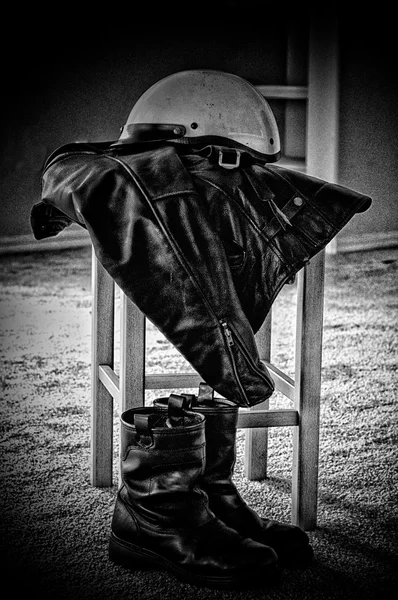 Μαύρο δερμάτινο σακάκι λευκό μοτοσικλέτα helmet και μπότες — Φωτογραφία Αρχείου