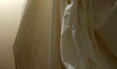 muslin arka plan kumaş duvar ile bol dökümlü.