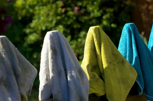 Kleurrijke lompen drogen buiten — Stockfoto