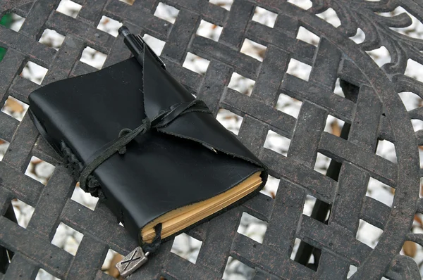 Kožené kryté umělec notebook — Stock fotografie