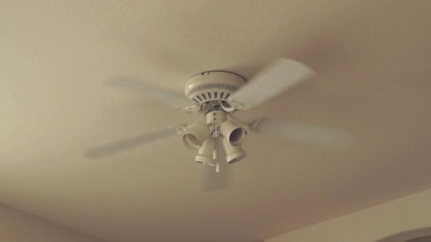 Ventilador techo blanco — Vídeo de stock