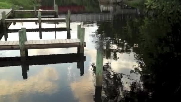 Boat docks on water at sunset — Stock Video