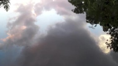 yansıtıcı hala Nehri üzerinde yavaş pan