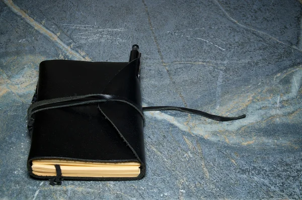 Gesloten leer gebonden dagboek — Stockfoto