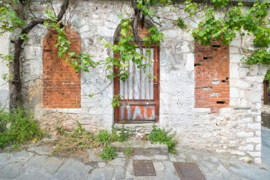 Yunan ev aşağı koşmak önü.