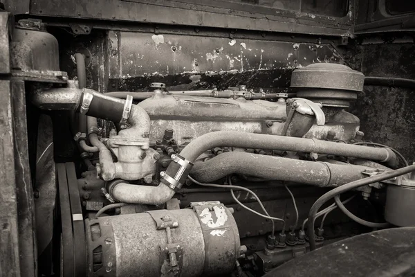 Egy régi rozsdás busz motor. — Stock Fotó