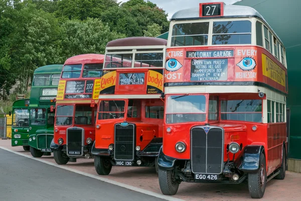 Una linea di autobus vintage rossi e verdi vintage . — Foto Stock