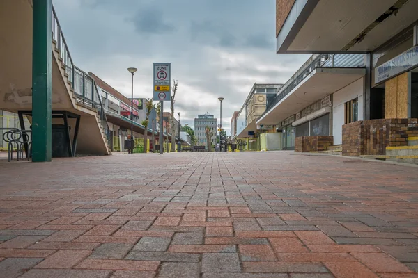 Пустые магазины на заброшенной высокой улице — стоковое фото