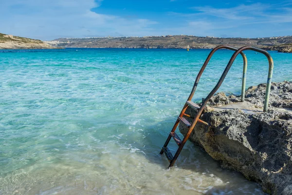 Mavi lagün Adası Comino üstünde
