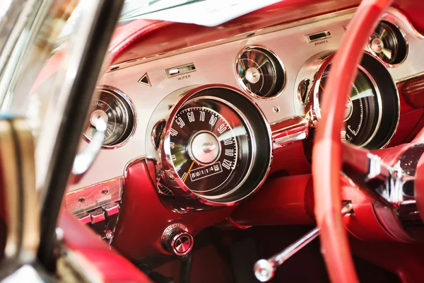 Kırmızı çizgi kurulu bir klasik Amerikan araba