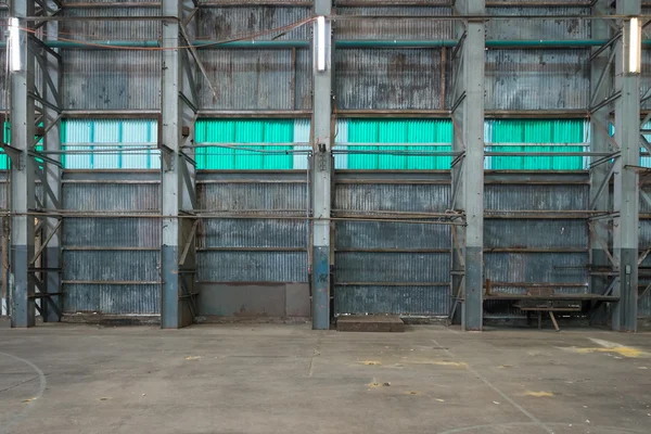 Oluklu demir duvar bir depoda