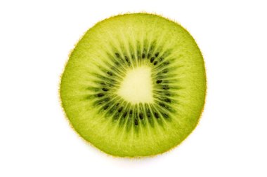 kivi dilimi üzerinde beyaz izole