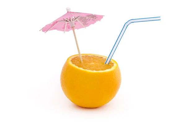 Orange med halm och paraply över vita. — Stockfoto