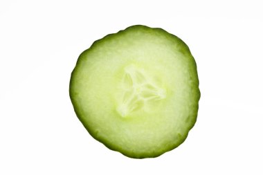 Beyaz üzerine izole edilmiş salatalık dilimi