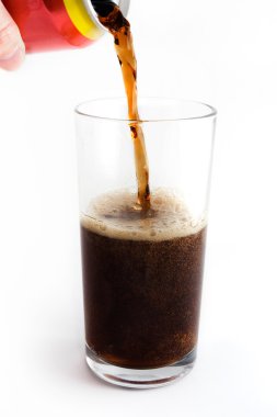 Cola içecek teneke cam içine dökme