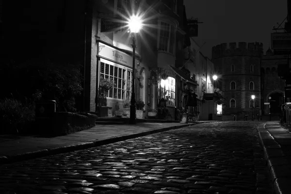 Siyah ve beyaz cadde görünümü Arnavut kaldırımlı