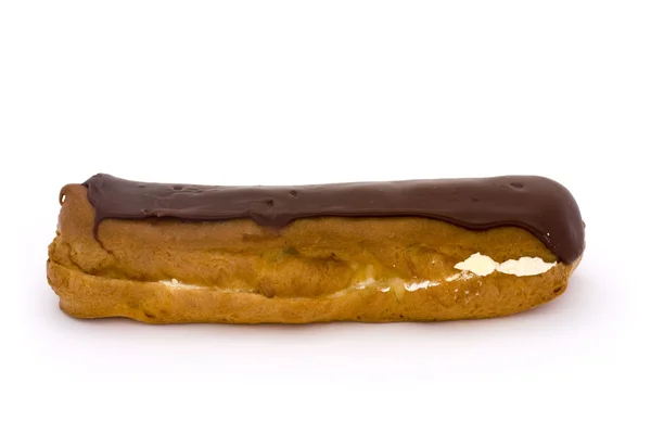 Chocolate eclaire sobre blanco — Foto de Stock