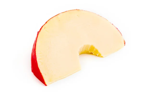 Fatia de queijo Edam com uma mordida em falta sobre branco — Fotografia de Stock