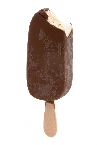 Helado cubierto de chocolate con mordida faltante — Foto de Stock