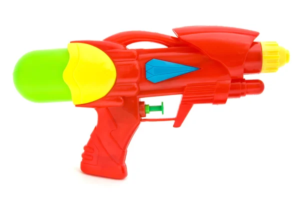 Пластиковый игрушечный водяной пистолет изолирован на белом . — стоковое фото